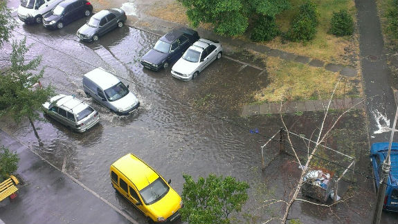 Наслідки зливи: на столичній Троєщині "плавають" автівки - фото 3 Наслідки зливи: на столичній Троєщині "плавають" автівки - фото 3