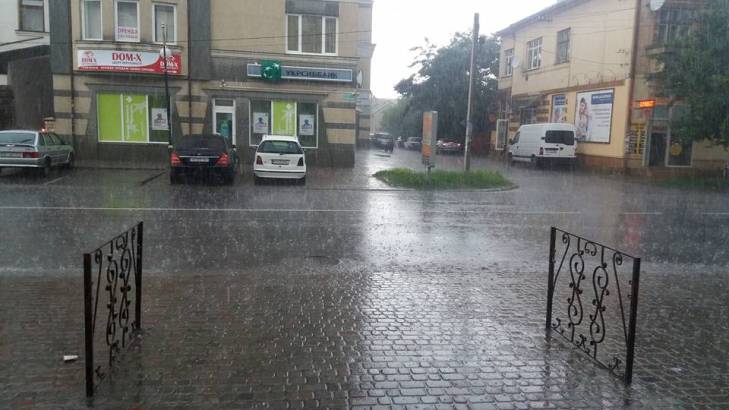 В Ужгороді - злива і трохи граду - фото 2