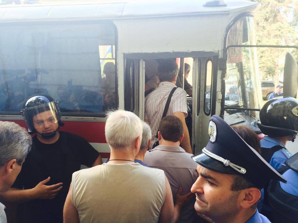 Харківських пенсіонерів, які вийшли на підтримку Александровської, "заштовхали в автобус" - фото 3