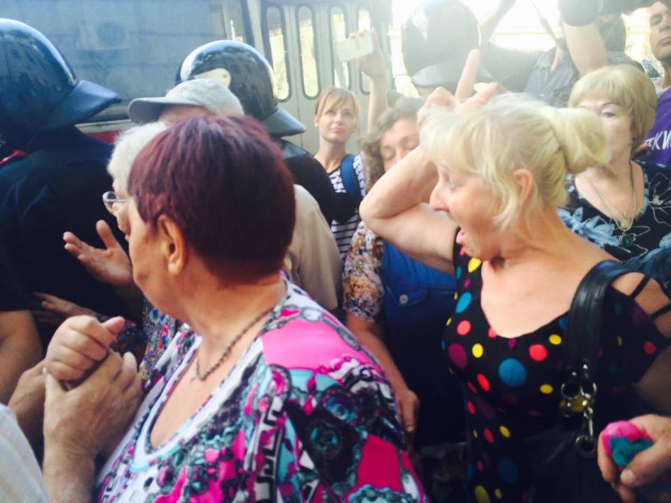 Харківських пенсіонерів, які вийшли на підтримку Александровської, "заштовхали в автобус" - фото 2
