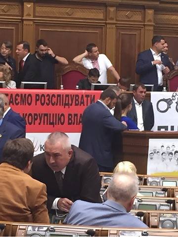 Ляшко і Тимошенко заблокували трибуну Ради, а Савченко окупувала крісло спікера - фото 2