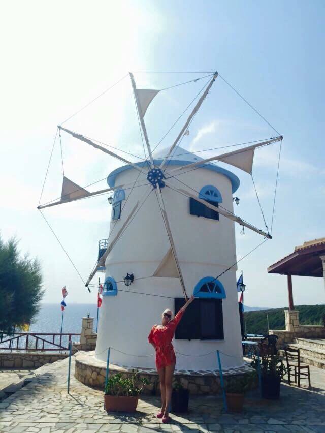 Зіркова відпустка: Як Бужинська ніжилась на пляжі і співала гімн у Греції - фото 4