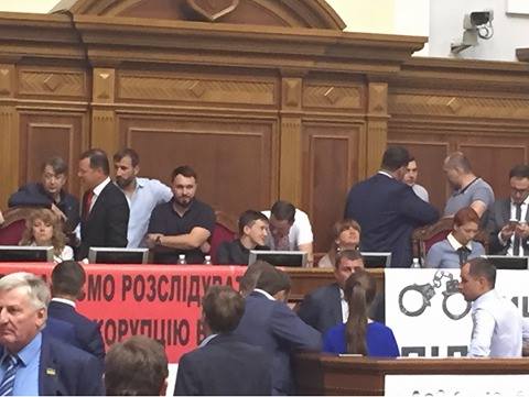 Ляшко і Тимошенко заблокували трибуну Ради, а Савченко окупувала крісло спікера - фото 1