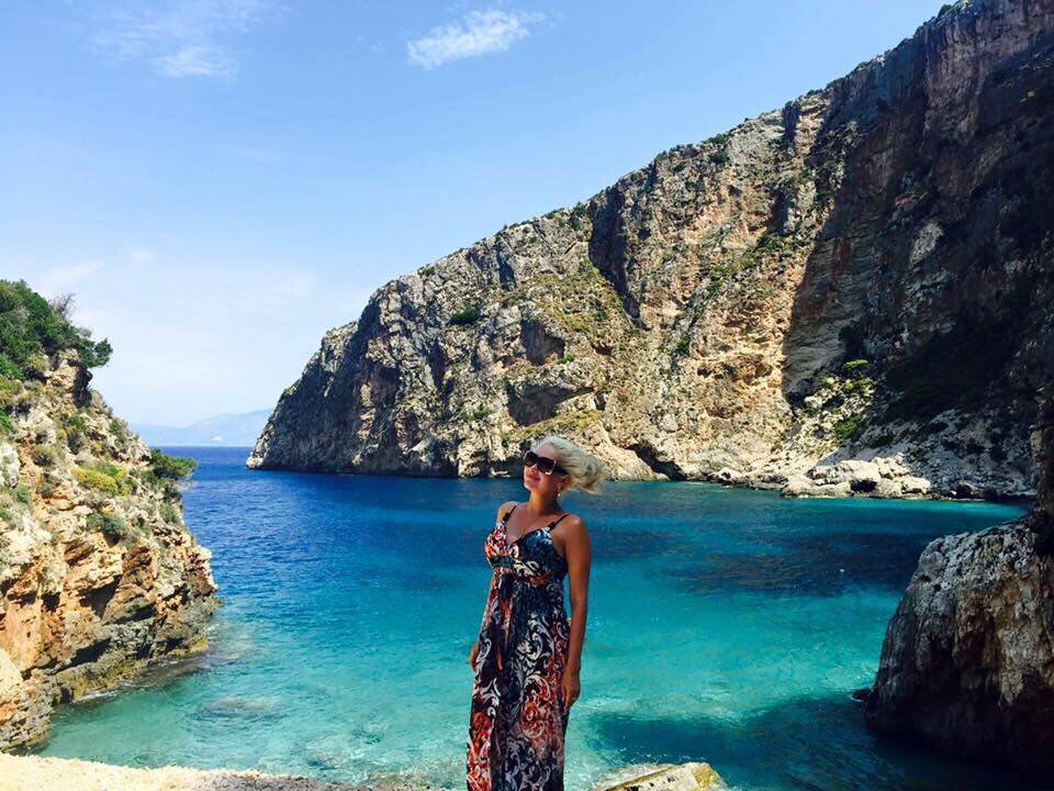 Зіркова відпустка: Як Бужинська ніжилась на пляжі і співала гімн у Греції - фото 5