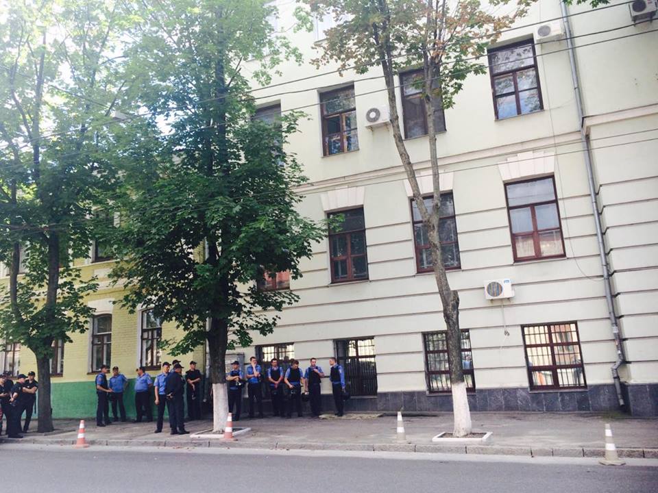 У Харкові до прокуратури через Александровську прийшли "азовці" та комуністи - фото 5