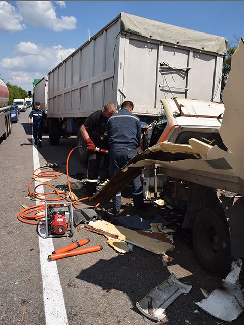На Миколаївщині дві фури розчавили вантажівку: водія довелось деблокувати - фото 4