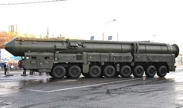 Парадна показуха: До Москви прибули міжконтитентальні ракетні комплекси "Тополь-М" (ВІДЕО) - фото 1
