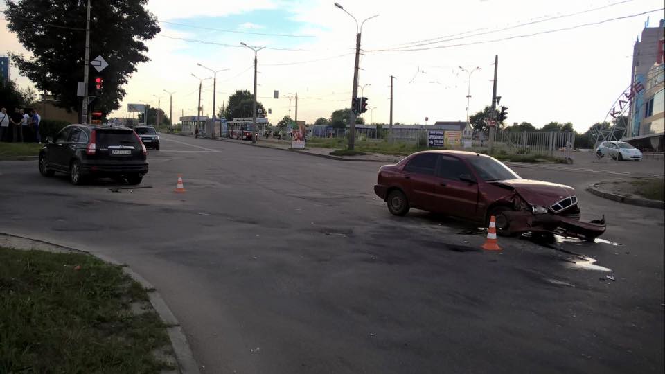 На Салтівці водій хотів "проскочити на червоний": постраждала дівчина  - фото 2