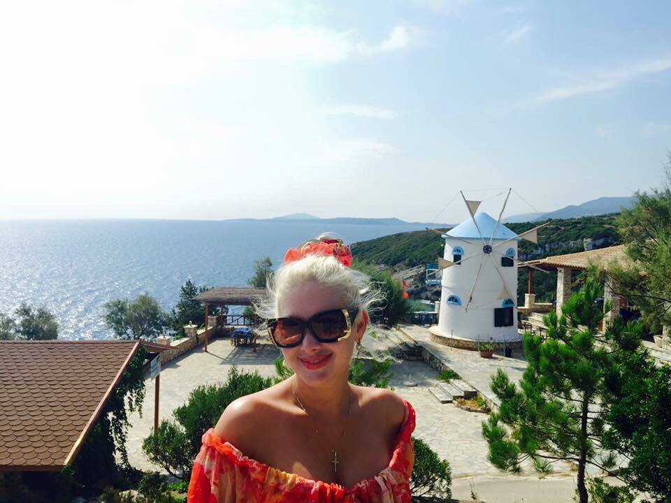 Зіркова відпустка: Як Бужинська ніжилась на пляжі і співала гімн у Греції - фото 2