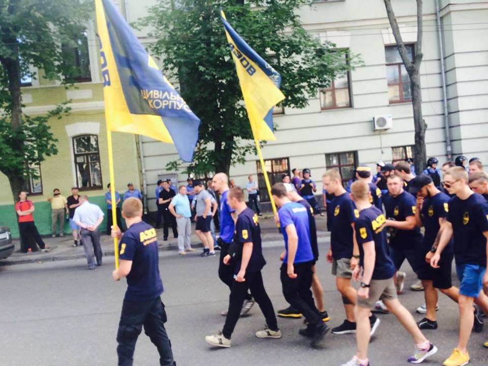 Харківських пенсіонерів, які вийшли на підтримку Александровської, "заштовхали в автобус" - фото 5