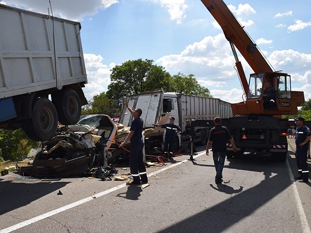На Миколаївщині дві фури розчавили вантажівку: водія довелось деблокувати - фото 2