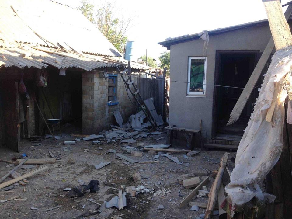 Бойовики обстріляли житловий сектор Курдюмівки у Торецьку (ФОТО) - фото 3