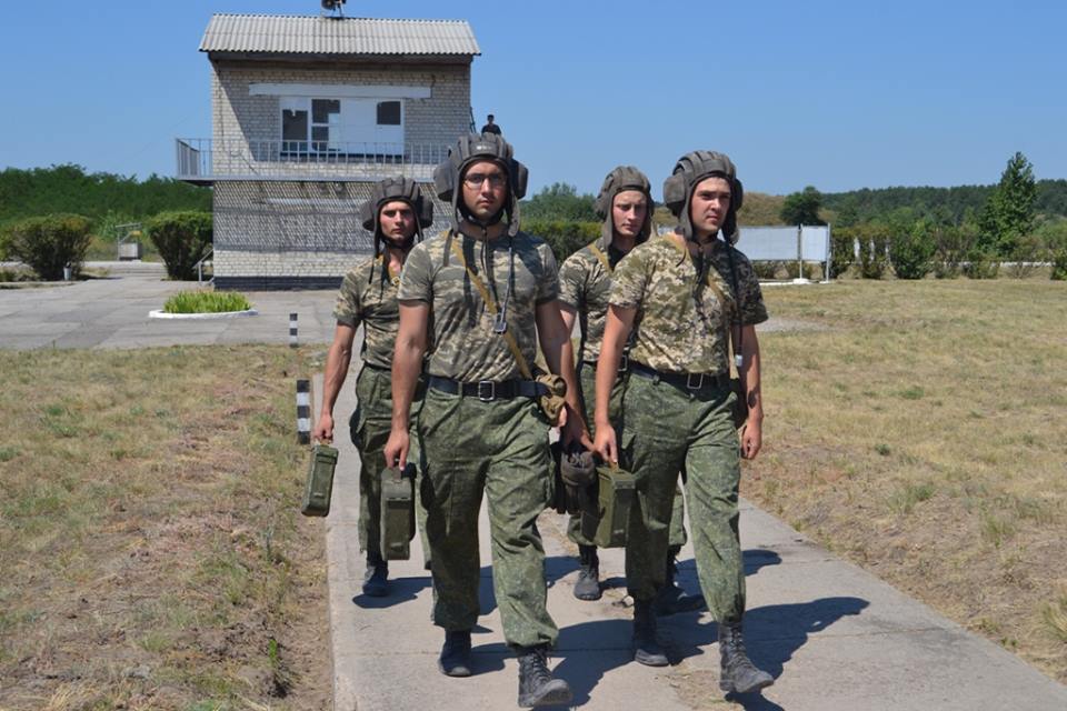 На Харківщині курсантам дали зброю та всадили у танки  - фото 6