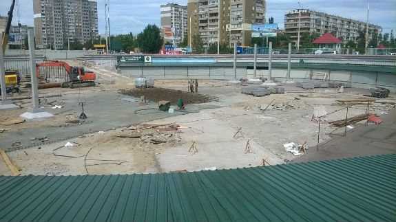У Києві виходи з метро забудовують торговельним комплексом - фото 3