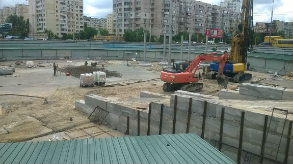У Києві виходи з метро забудовують торговельним комплексом - фото 2