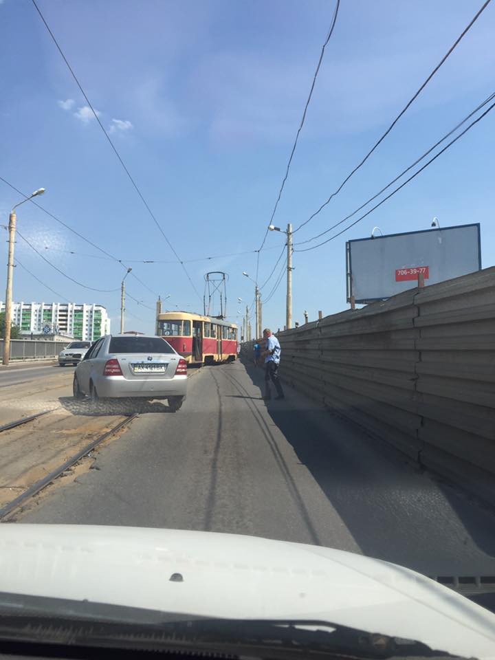 У Харкові на мосту трамвай злетів з рейок  - фото 3