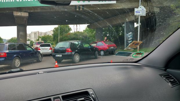 У Львові під мостом не розминулись дві автівки (ФОТО) - фото 1