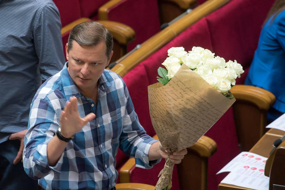 Сусід Клюєва з букетом квітів влаштував собі "нари" у Раді - фото 1