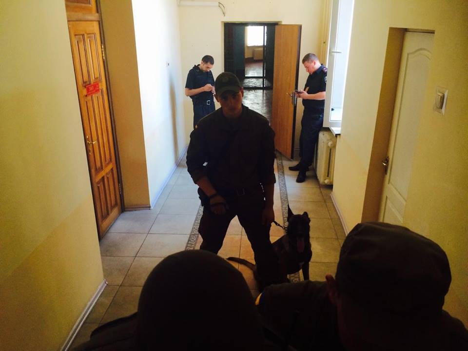 У Харкові автоматники не пускають журналістів на суд у справі екс-нардепа від КПУ  - фото 4