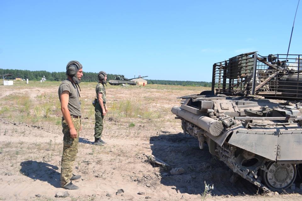 На Харківщині курсантам дали зброю та всадили у танки  - фото 3