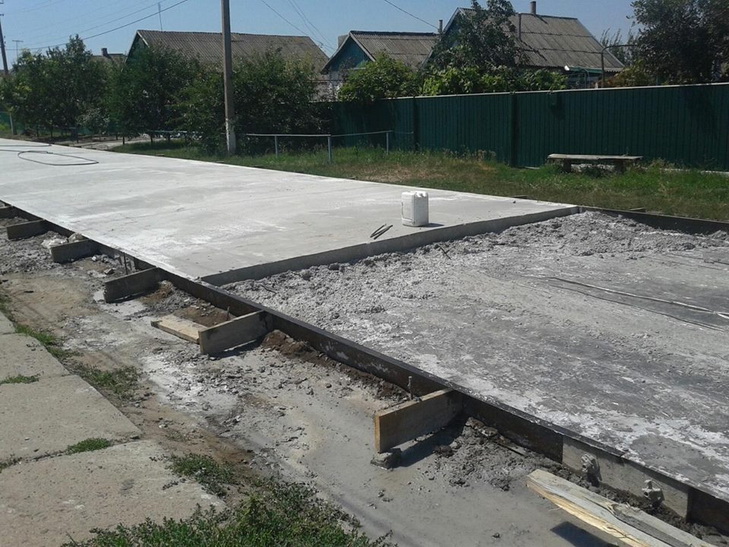 На Дніпропетровщині іноземець прокладає бетонну дорогу - фото 1