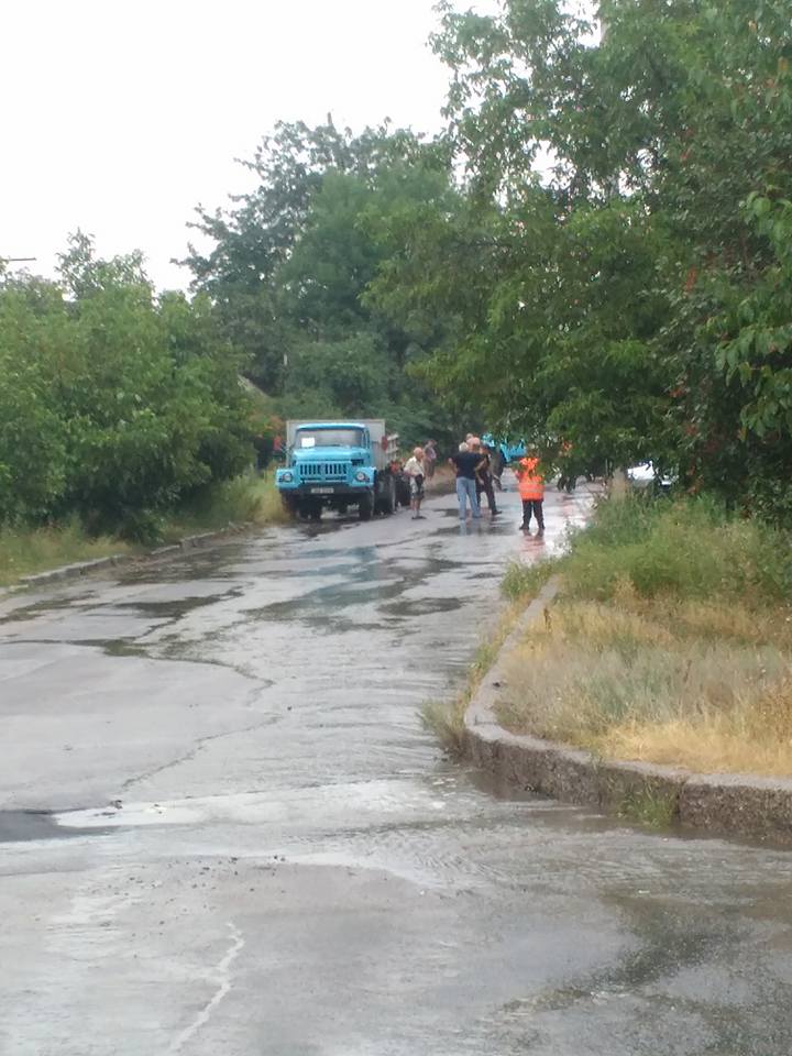 У Миколаєві продовжують вкладати асфальт в дощ - фото 2