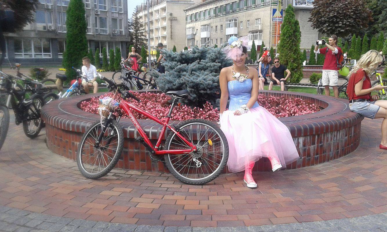 Як дівчата у сукнях на велосипедах по місту їздили - фото 5