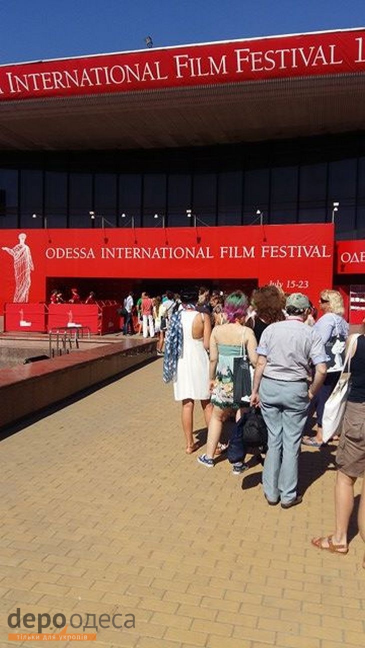 На перший ранковий кінопоказ Одеського кінофестивалю зібралися довгі черги - фото 4