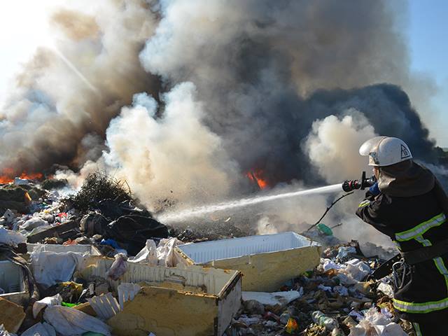 На Миколаївщині знов палало стихійне сміттєзвалище - фото 5