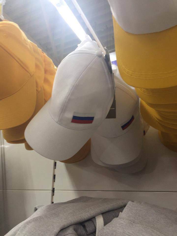 У запорізького гіпермаркеті продають бейсболки з російським прапором - фото 1