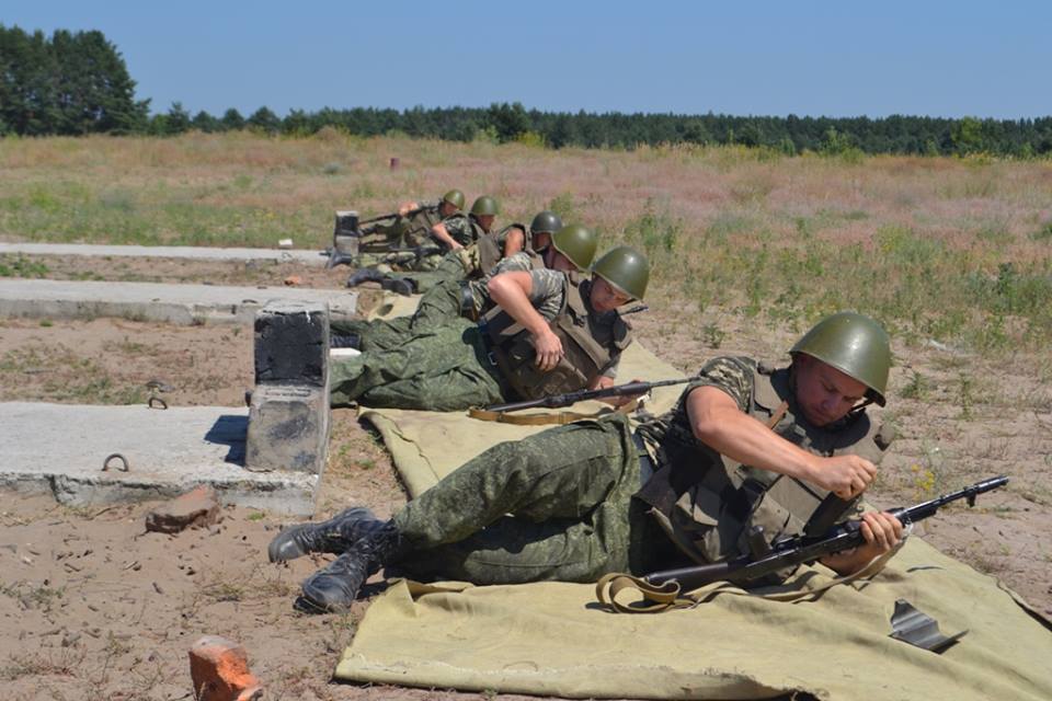 На Харківщині курсантам дали зброю та всадили у танки  - фото 2