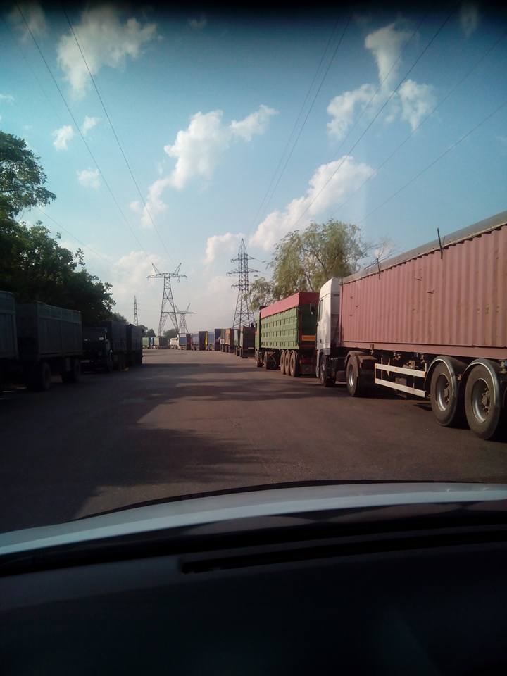 У Миколаїв, попри заборону руху фур, продовжують їхати зерновози - фото 5