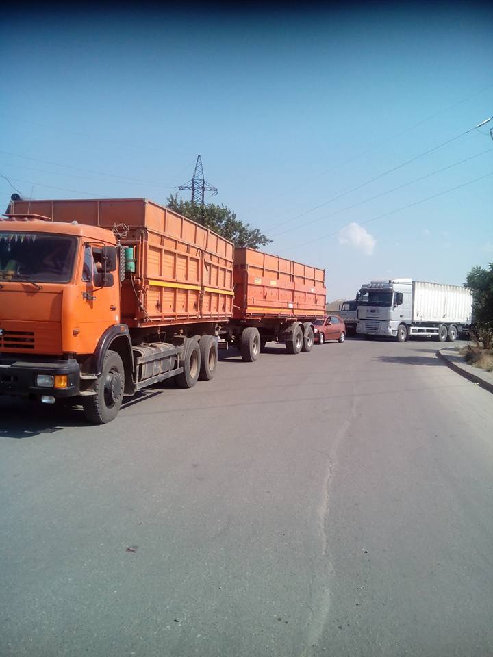 У Миколаїв, попри заборону руху фур, продовжують їхати зерновози - фото 4