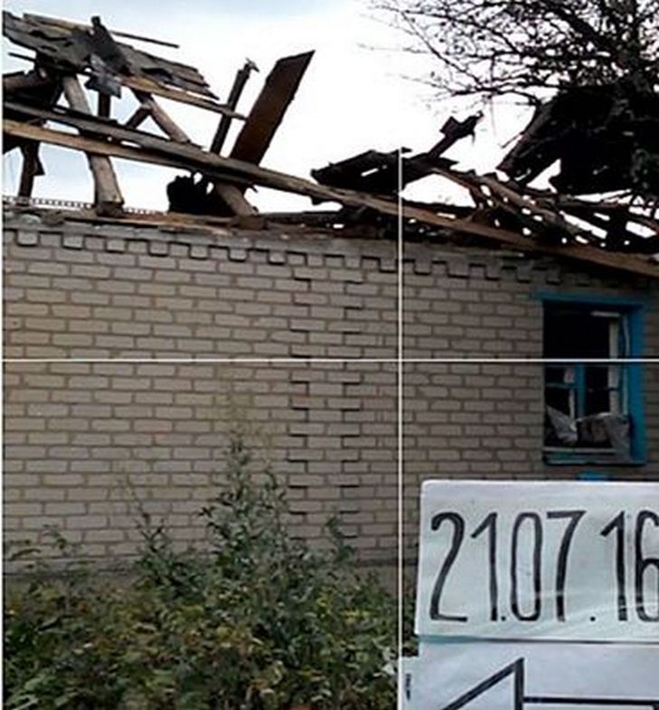 У Зайцевому бойовики "ДНР" міною калібром 120 мм підірвали дах житлового будинку (ФОТО) - фото 1