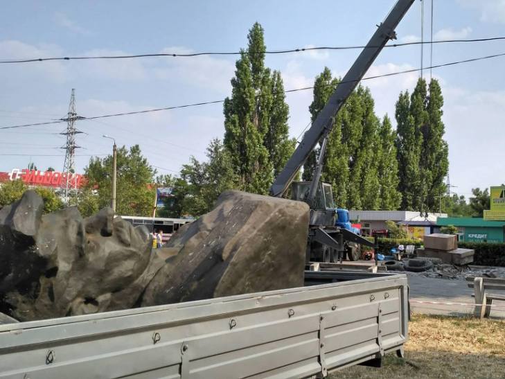 У Миколаєві знесли ще один декомунізований пам'ятник