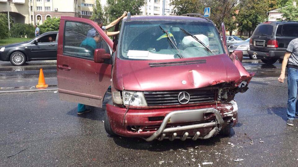 У Харкові зіткнулися авто: постраждали чотири людини  - фото 2