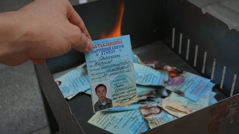 У Харкові через злиття з Опоблоком лідери та активісти "Батьківщини" спалили партійні квитки - фото 1
