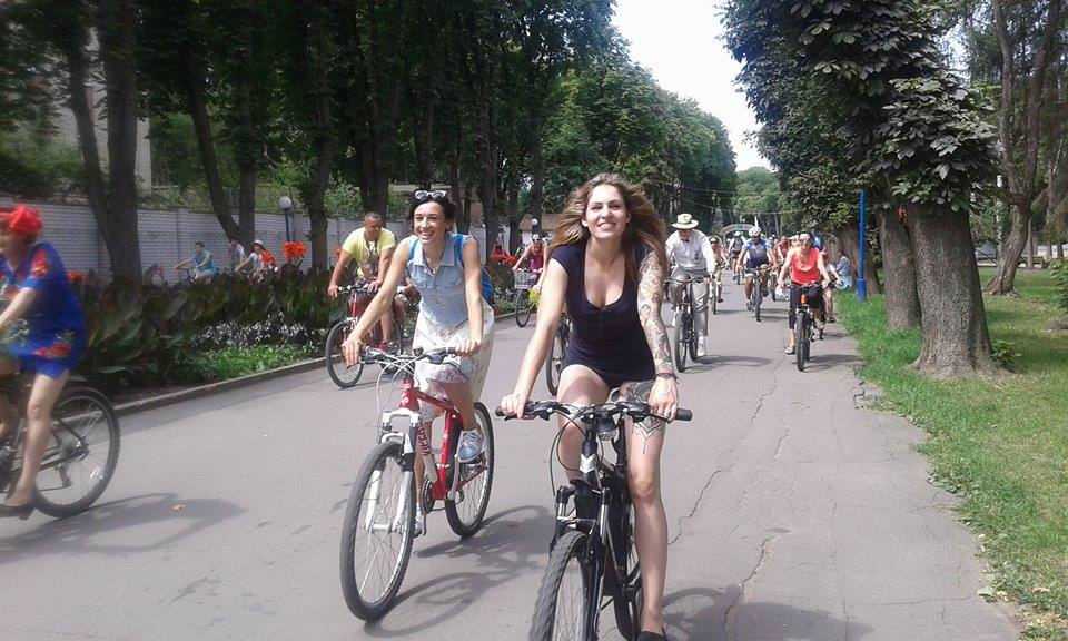 Як дівчата у сукнях на велосипедах по місту їздили - фото 1
