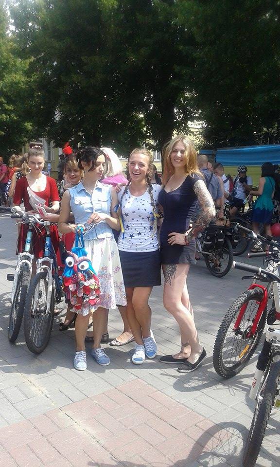 Як дівчата у сукнях на велосипедах по місту їздили - фото 4