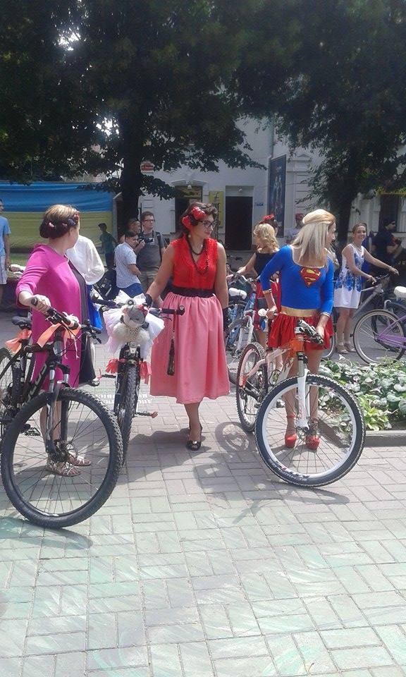 Як дівчата у сукнях на велосипедах по місту їздили - фото 6