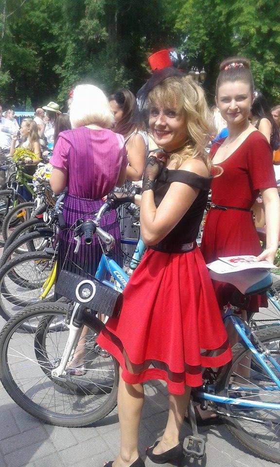 Як дівчата у сукнях на велосипедах по місту їздили - фото 3