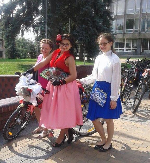 Як дівчата у сукнях на велосипедах по місту їздили - фото 2