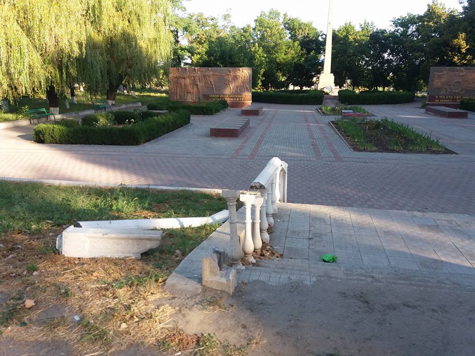 На Миколаївщині вандали зруйнували огорожу біля Обеліску слави
