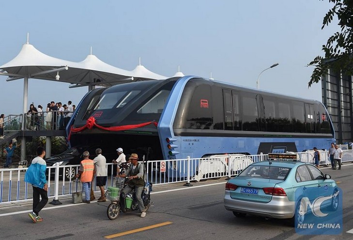 В Китаї випробували автобус, який буде їздити над автівками - фото 3