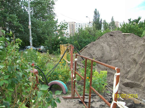 Кияни розлючені: на Оболоні працівники "Київенерго" знищили квіткові клумби - фото 1