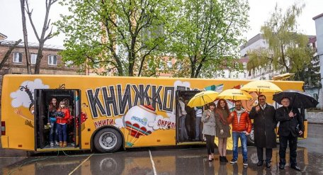 На вулицях Києва з'явився перший в Україні автобус-бібліотека - фото 2