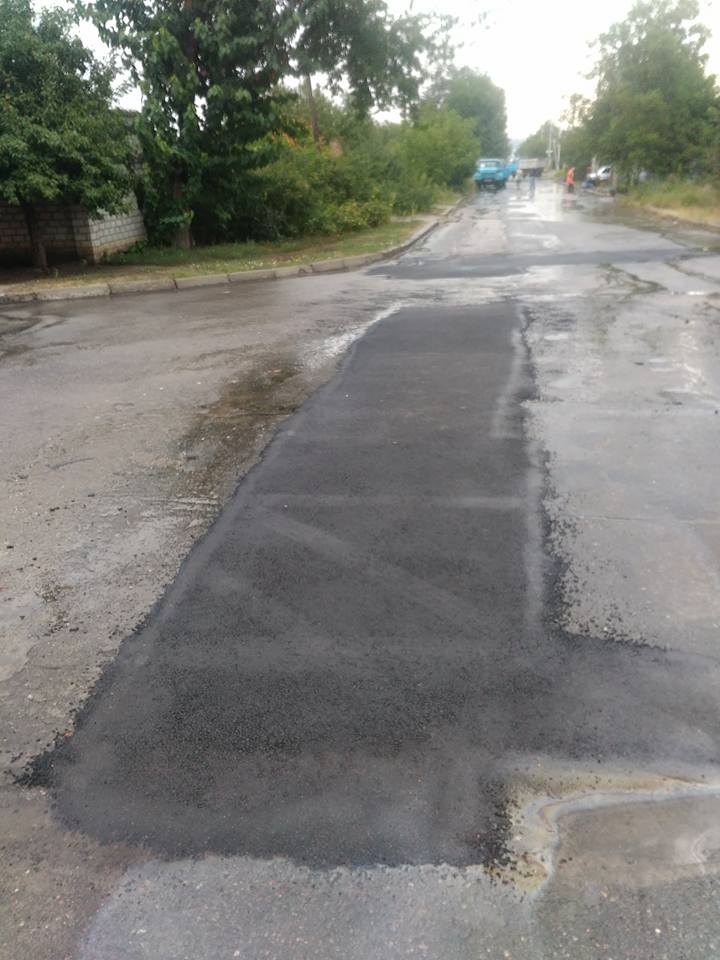 У Миколаєві продовжують вкладати асфальт в дощ - фото 1