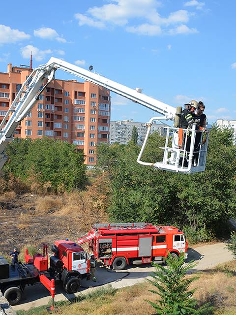 Миколаївські рятувальники відточували майстерність спасіння людей з висоток - фото 1