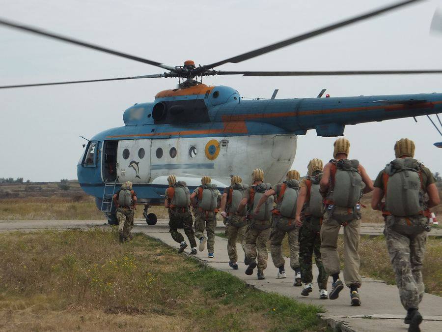 Миколаївські військові десантувались в воду з вертольота "Мі-14" - фото 1