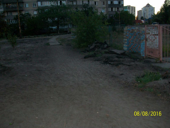 Кияни розлючені: на Оболоні працівники "Київенерго" знищили квіткові клумби - фото 2